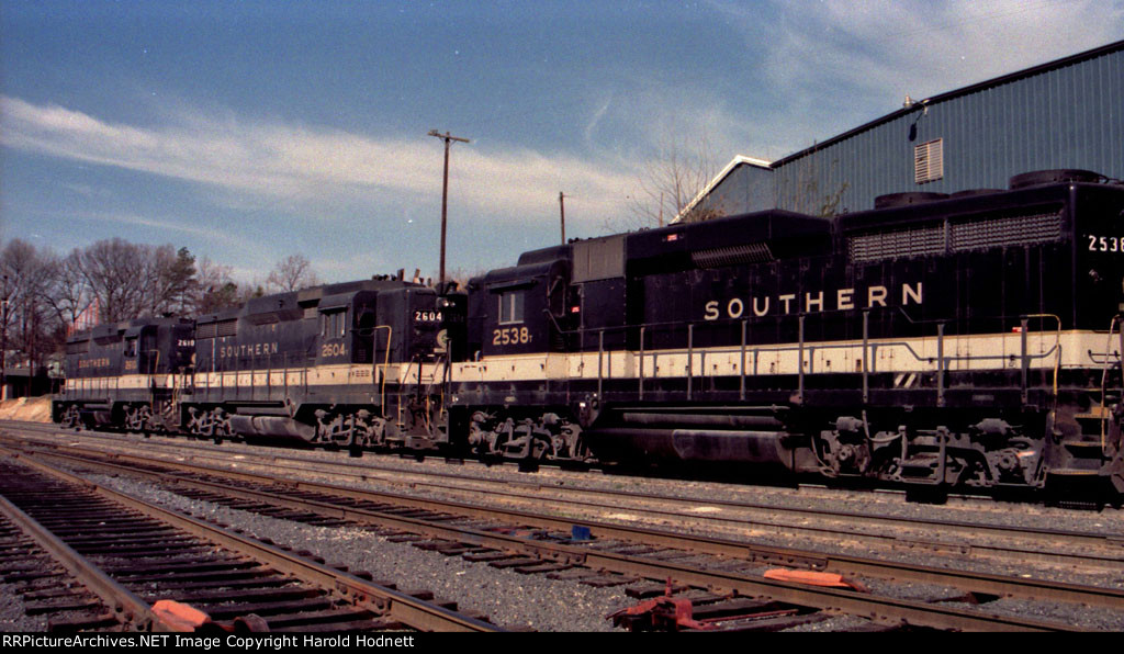 SOU 2538, 2604, & 2610 in Glenwood Yard